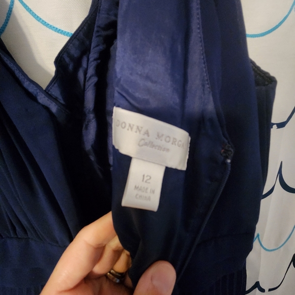 Donna Morgan Elegant V-Neck Sleeveless Pleated Dress - Picture 2 of 3